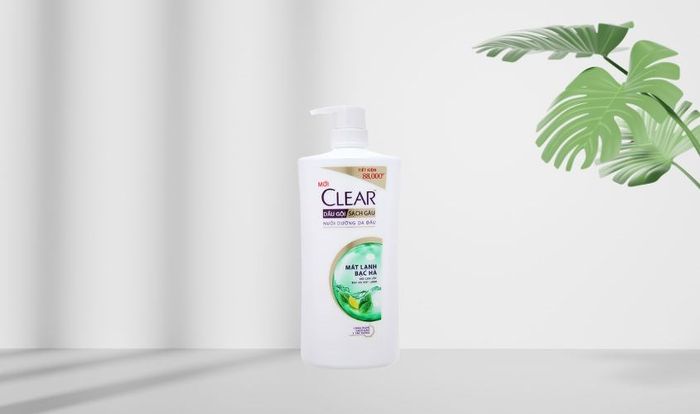 Dầu gội Clear mát lạnh với tinh chất bạc hà