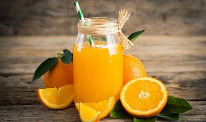 Kết hợp mật ong với nước ép trái cây để hỗ trợ làm lành vết loét do nhiệt miệng