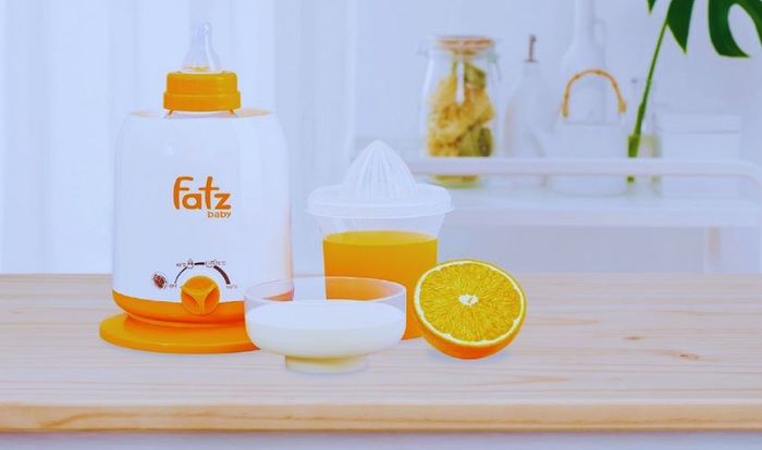 Máy hâm sữa Fatzbaby còn có khả năng vắt nước cam