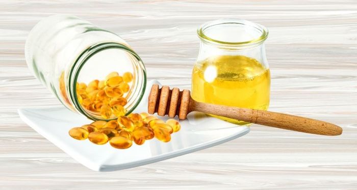 Dưỡng môi với mật ong và vitamin E để môi luôn hồng hào, căng mịn