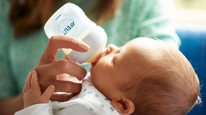 Bình sữa nhựa PP Philips Avent SCF690/13 cổ rộng 125 ml