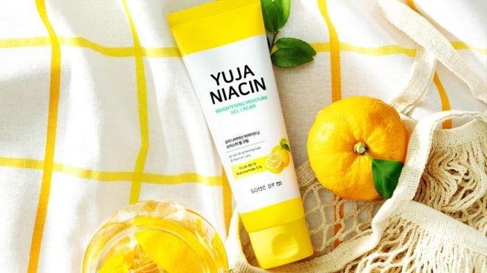 Kem dưỡng dạng gel cung cấp độ ẩm và giúp làm đều màu da với chiết xuất từ Quýt Yuja Some By Mi Niacin 100 ml