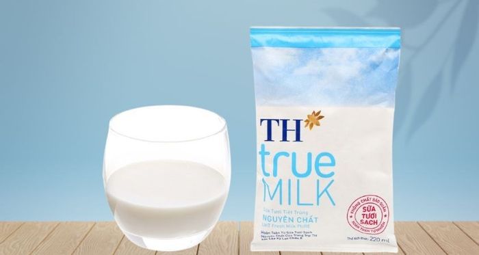 Sữa tươi TH true MILK không đường 220 ml (phù hợp từ 1 tuổi)