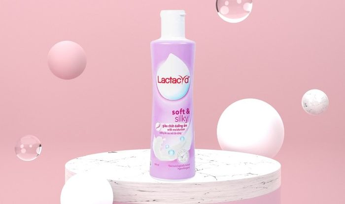 Dung dịch vệ sinh phụ nữ Lactacyd Soft & Silky hương dịu nhẹ 250 ml