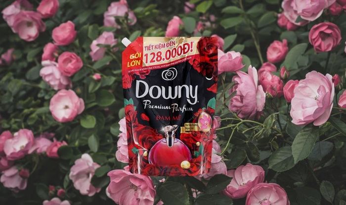 Nước xả Downy Đam Mê hương hoa dâu Lingon, hoa lan trắng túi 2 lít 