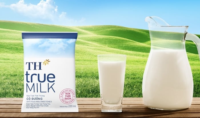 Sữa tươi tiệt trùng TH true MILK có đường 220 ml