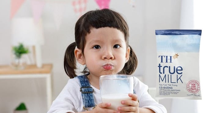 Sữa tươi TH true MILK với đường 220 ml