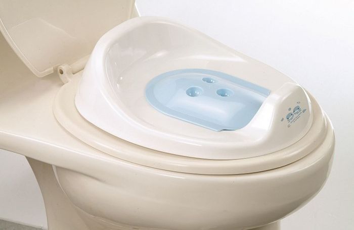 Nắp bồn cầu KuKu KU1035 giúp bé làm quen với việc tự ngồi toilet như người lớn.