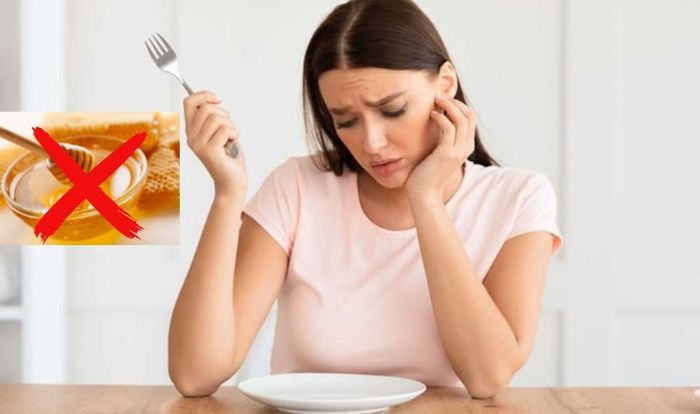 Không nên uống mật ong khi đói vì dễ gây đau bụng