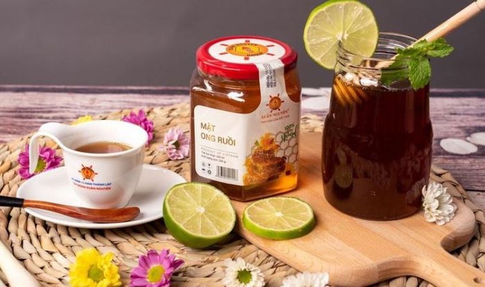 Bạn nên uống mật ong ruồi tự nhiên Xuân Nguyên kèm nước ấm từ 40 - 50 độ C là tốt nhất