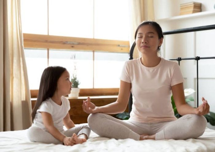 Parents teach children to control emotions by practicing deep breathing