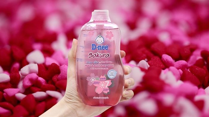 Sản phẩm Tắm gội cho bé D-nee Sakura hồng hương hoa anh đào dung tích 200 ml