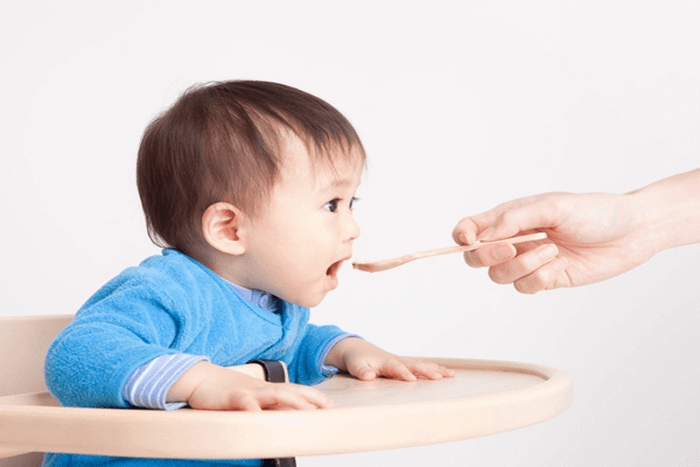 Cung cấp đủ dinh dưỡng để số lần trẻ đi đại tiện hàng tháng trong các độ tuổi ổn định