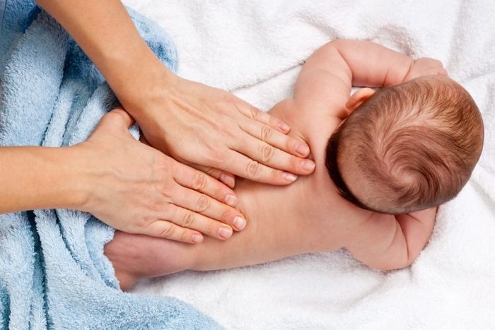 Massage là biện pháp hữu ích giúp giảm sốt cho trẻ sơ sinh