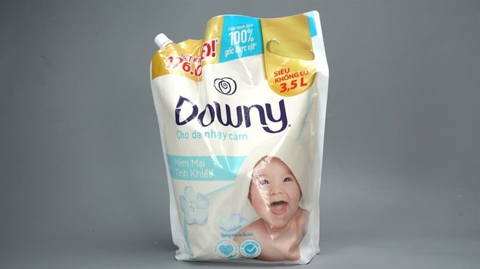 Dùng Nước xả Downy Mềm Mại Tinh Khiết túi 3.5 lít để quần áo thơm mát