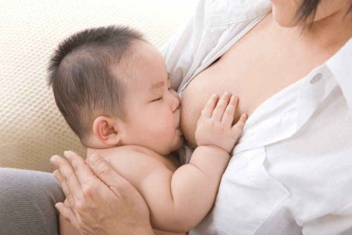 Sữa mẹ hỗ trợ việc đi ngoài của trẻ theo từng tháng tuổi trở nên đều đặn hơn