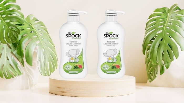 Nước rửa bình sữa Dr.Spock Organics được thiết kế bao bì chủ đạo là màu trắng và xanh lá.