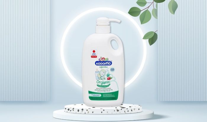 Dung dịch làm sạch đồ dùng Kodomo Organic chiết xuất lô hội và việt quất chai 650 ml với hương quả mọng