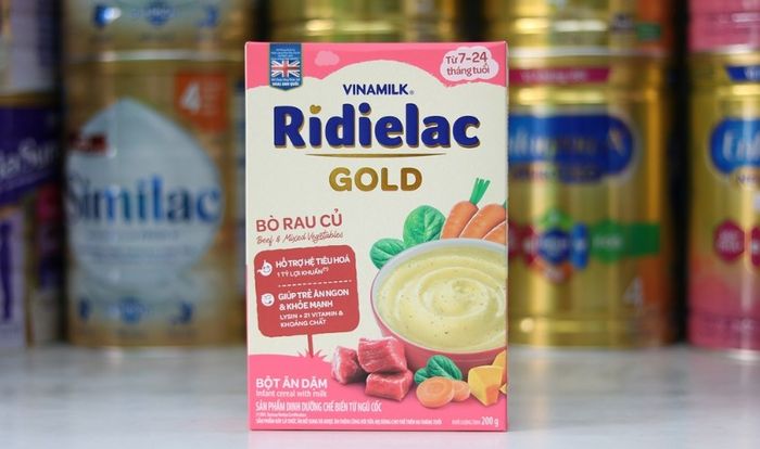 Sản phẩm bột ăn dặm Vinamilk RiDielac Gold với hương vị từ thịt bò và rau củ, đóng gói trong hộp 200g, phù hợp cho trẻ từ 7 đến 24 tháng tuổi.