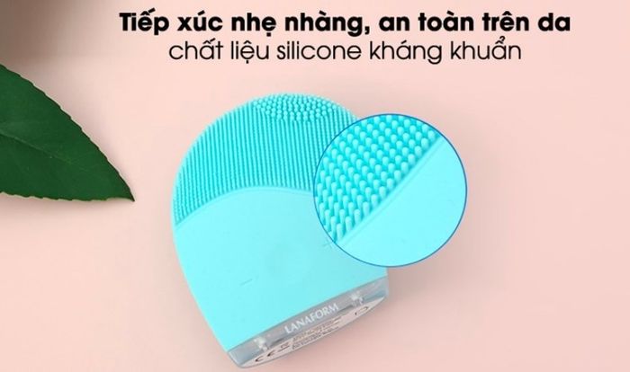 Điều này giúp làm sạch sâu lỗ chân lông và loại bỏ tạp chất