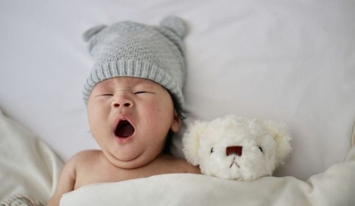 Tránh cho bé sử dụng cốc tập uống khi đang ngủ