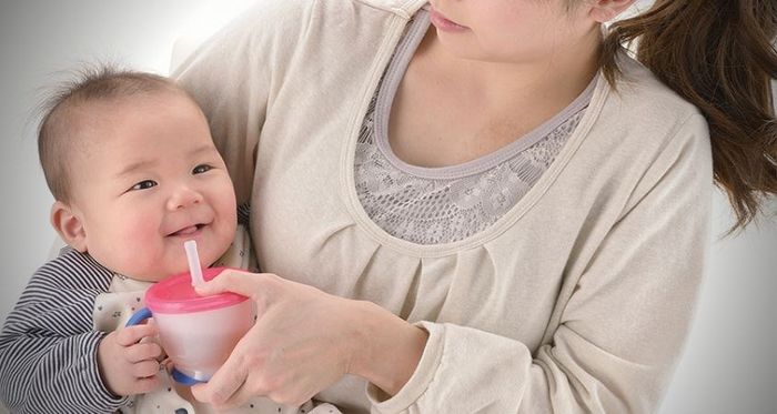 Cốc tập uống là loại cốc có nắp xoay hoặc nắp đậy và có ống hút giúp bé uống nước mà không bị sặc