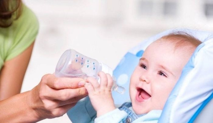 Chọn cốc tập uống có nguồn gốc xuất xứ rõ ràng để đảm bảo an toàn cho bé