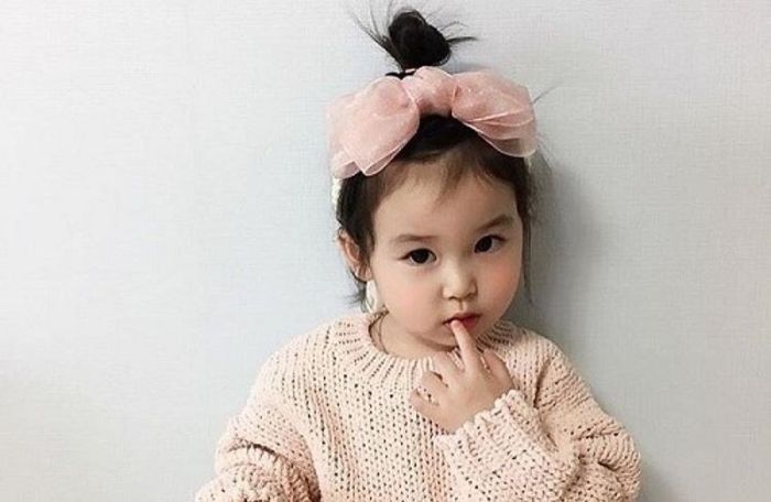 Phối băng đô vải với kiểu tóc búi củ tỏi