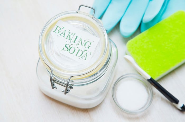 Baking soda là lựa chọn an toàn để loại bỏ vết mốc trên quần áo.