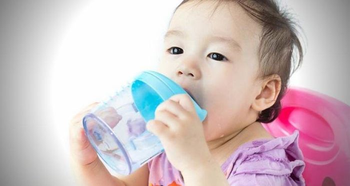 Nên chọn cho bé những cốc có vòi giống như núm vú sữa, điều này giúp bé cảm thấy quen thuộc