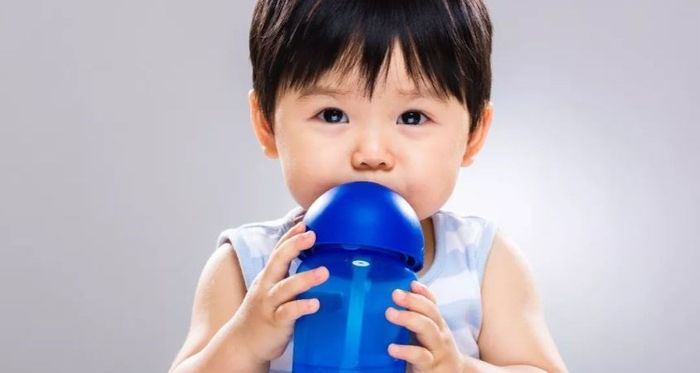 Thời điểm lý tưởng để bé bắt đầu làm quen với bình sữa là 7-9 tháng