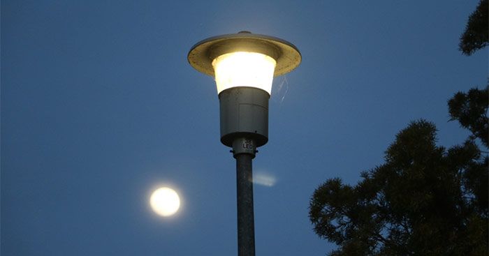 Trăng và đèn
