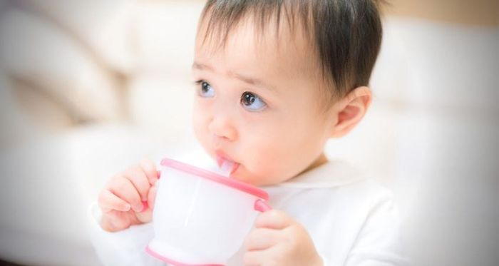 Giúp bé tập uống mà không lo bị sặc, đồng thời rèn luyện cho đôi bàn tay bé linh hoạt