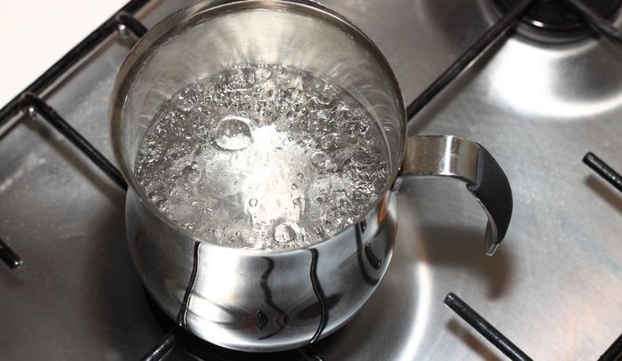 Dùng nước đun sôi để nguội giúp bé hình thành thói quen uống nước