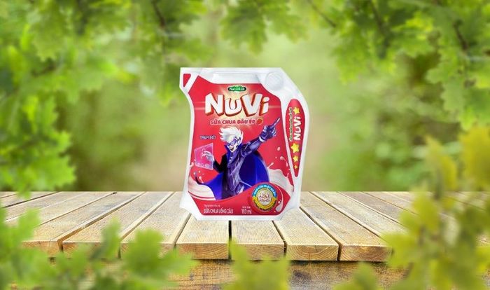 Sữa chua uống tiệt trùng Nutifood NuVi Power vị dâu 110 ml (từ 1 tuổi)