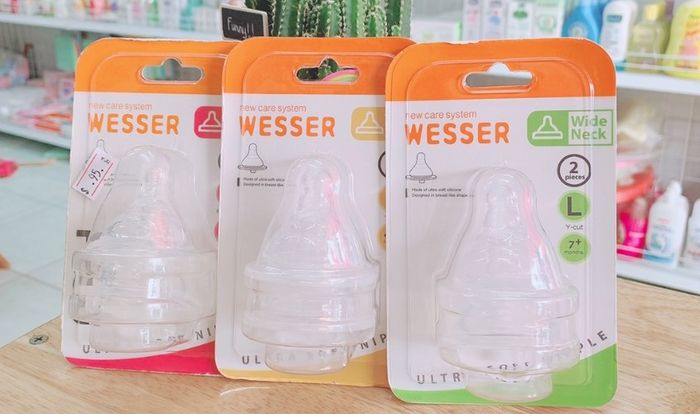 Bộ 2 núm ti Wesser cổ rộng size L (từ 7 tháng)