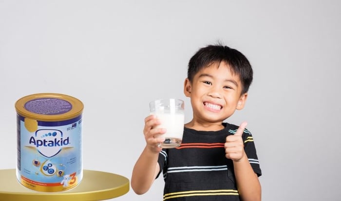 Sữa bột Aptakid Growing Up Milk Formula số 3 vị nhạt thanh 900g (dành cho trẻ từ 2 tuổi)