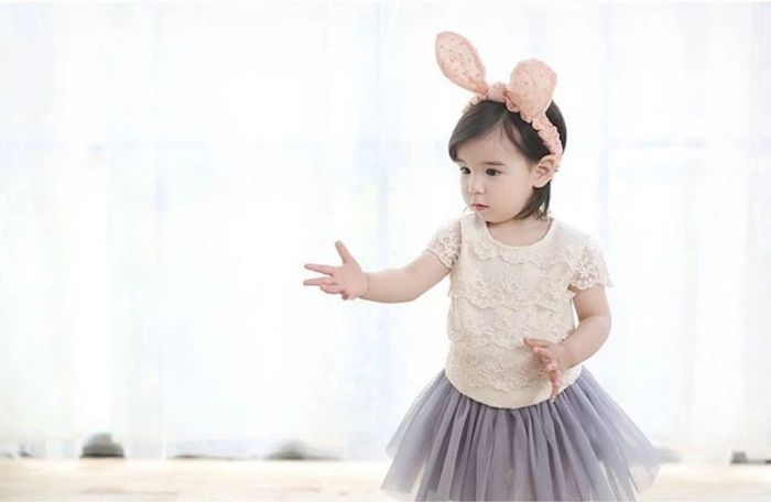 Bí quyết độc đáo cài băng đô cho tóc ngắn