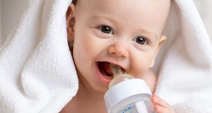 Khi bé mới bắt đầu sử dụng cốc, mẹ nên chọn những sản phẩm có kích thước nhỏ