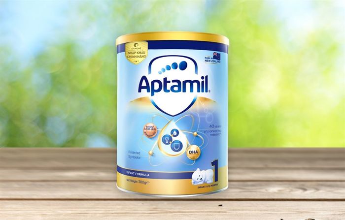 Sản phẩm sữa bột Aptamil Infant Formula số 1 vị nhạt thanh 900g (dành cho trẻ từ 0 đến 12 tháng)