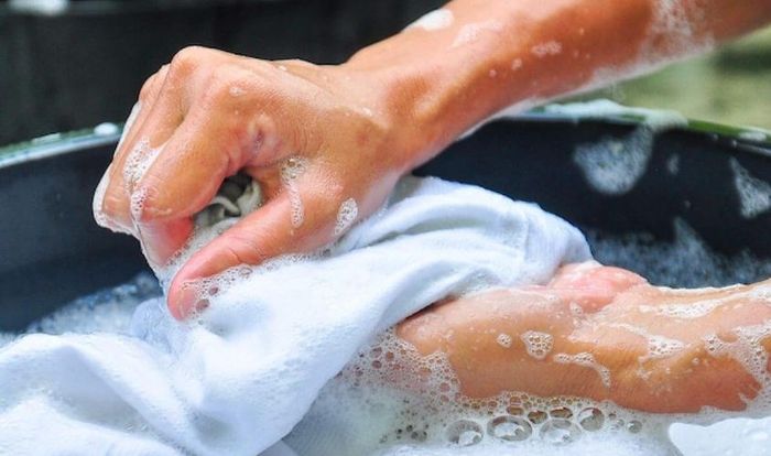 Vải modal nên được giặt bằng tay để giữ form dáng tốt hơn. Nếu giặt bằng máy, hãy cho sản phẩm vào túi giặt và chọn chế độ nhẹ.