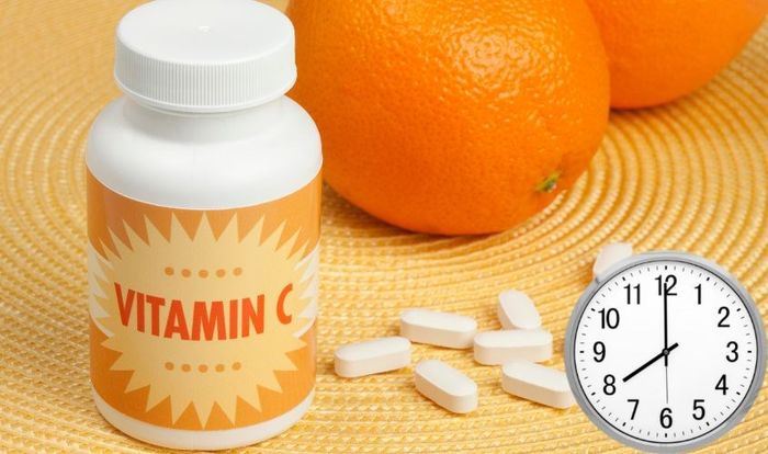 Nên uống vitamin C vào buổi sáng