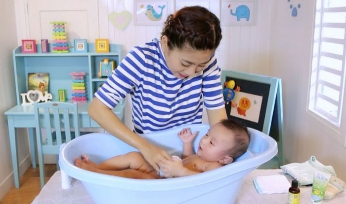 Khi tắm cho bé, nên chọn nơi ấm áp, không có gió