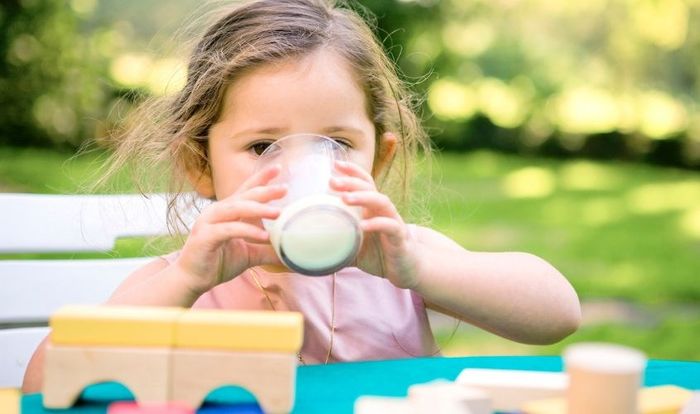 Cha mẹ cần bổ sung thực phẩm chức năng và sữa cho con phát triển toàn diện