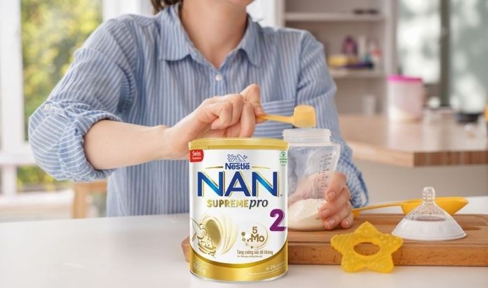 Sản phẩm Sữa bột NAN SupremePro số 2 800g (dành cho trẻ từ 6 đến 24 tháng tuổi) là sự lựa chọn hàng đầu cho trẻ bị dị ứng đạm sữa bò