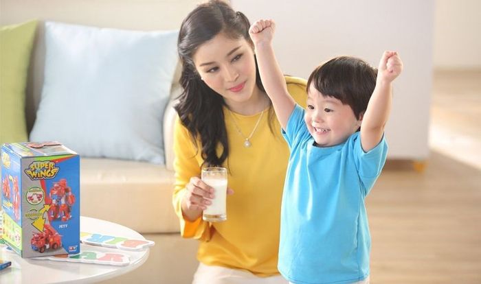 Sữa tươi nguyên kem cung cấp đầy đủ dưỡng chất giúp bé phát triển mạnh mẽ