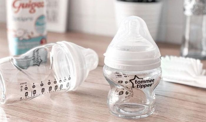 Bình sữa thủy tinh Tommee Tippee Closer to Nature cổ rộng dung tích 150 ml