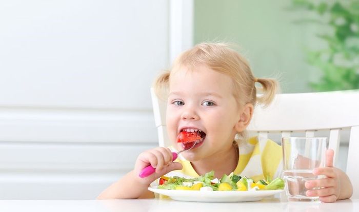 Chế độ ăn uống chiếm đến 32% vai trò trong việc tăng chiều cao của trẻ
