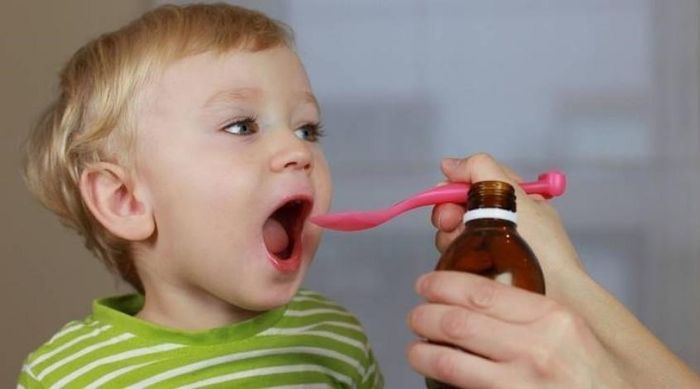Nên cho bé uống men vi sinh trước khi ăn 30 phút