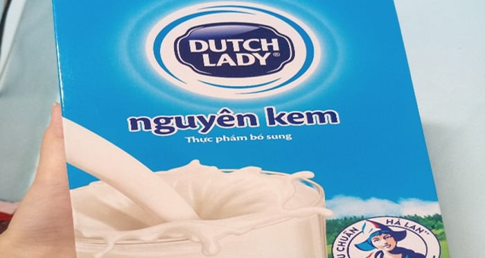 Sữa bột nguyên kem Dutch Lady đóng gói trong hộp giấy